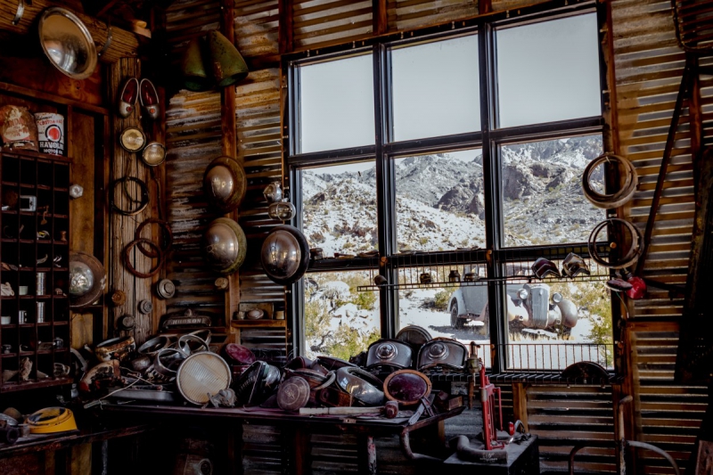 cordonnerie-LA SEYNE SUR MER-min_shop_window_part_junk_abandoned-138873